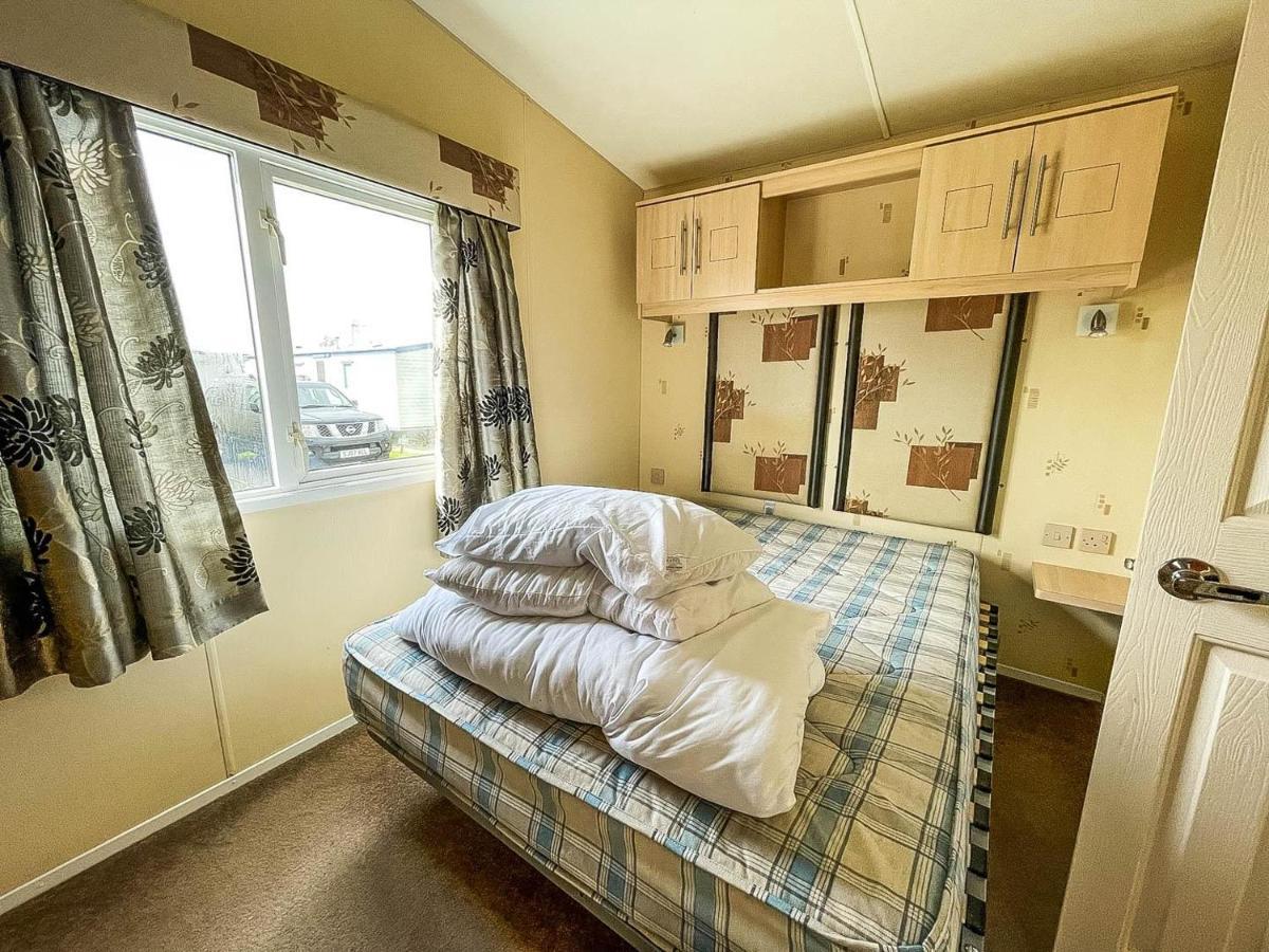 Hotel Caravan With Decking At Martello Beach Nearby Clacton-On-Sea Ref 29017Kv Exterior foto