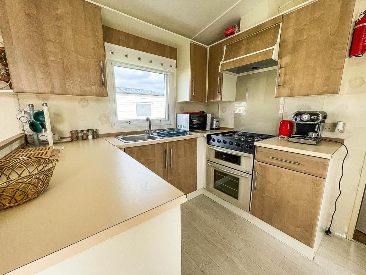 Hotel Caravan With Decking At Martello Beach Nearby Clacton-On-Sea Ref 29017Kv Exterior foto