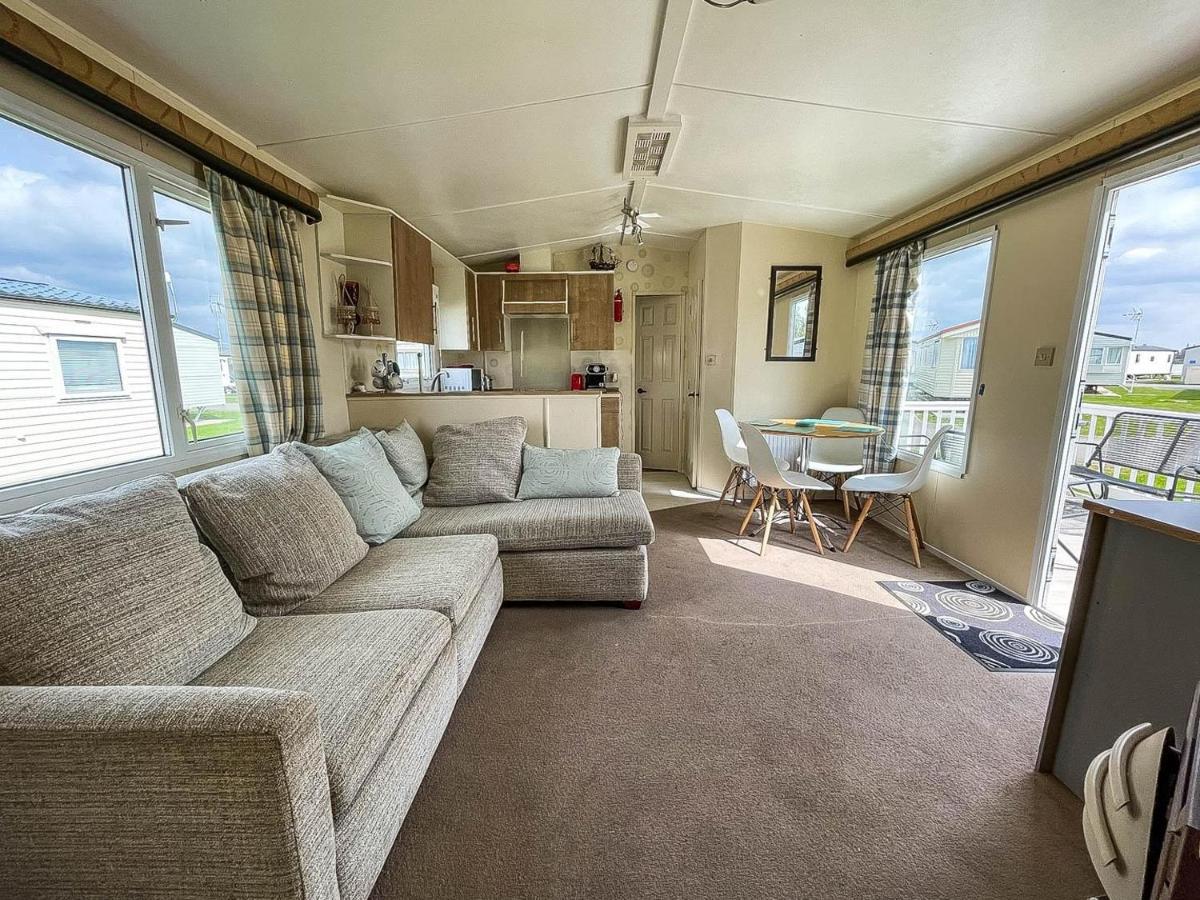 Hotel Caravan With Decking At Martello Beach Nearby Clacton-On-Sea Ref 29017Kv Exterior foto
