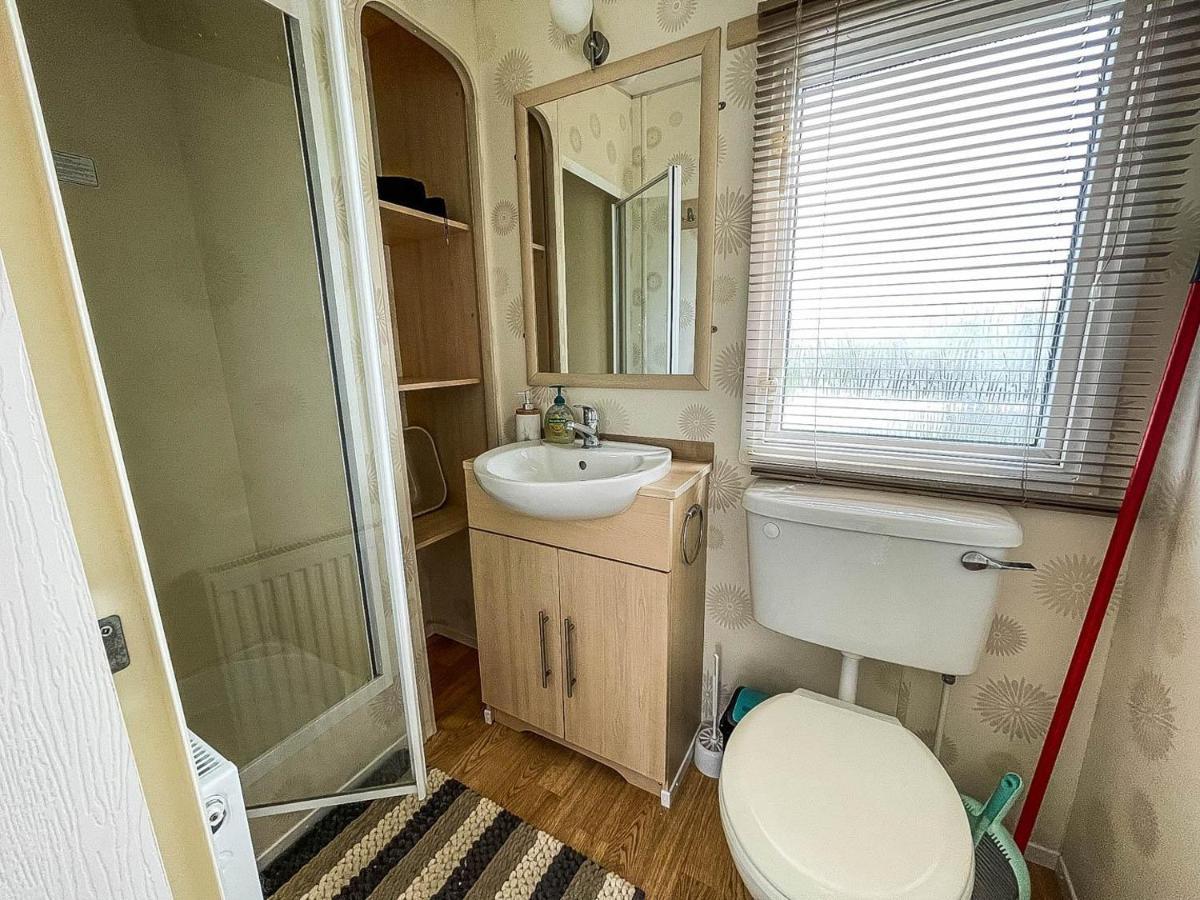 Hotel Caravan With Decking At Martello Beach Nearby Clacton-On-Sea Ref 29017Kv Exterior foto
